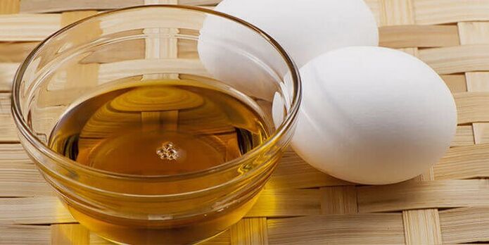 Eier mit Öl zur Herstellung einer therapeutischen Salbe