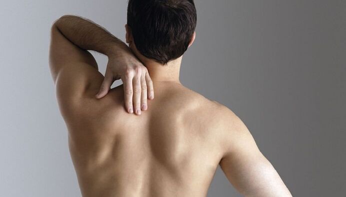 Rückenschmerzen zwischen den Schulterblättern bei einem Mann. 