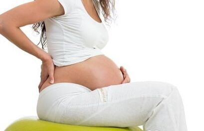 Schmerzen in den Schulterblättern können bei einer Frau während der Schwangerschaft auftreten. 