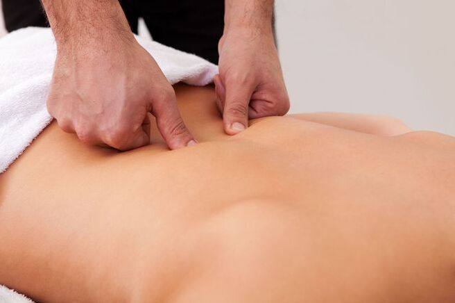Therapeutische Massage eine Methode zur Beseitigung von Rückenschmerzen im Bereich der Schulterblätter